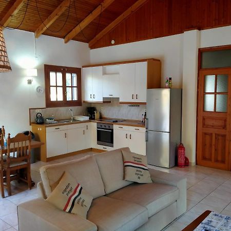 Bungalow Gialova Bagian luar foto