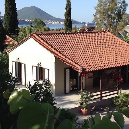 Bungalow Gialova Bagian luar foto