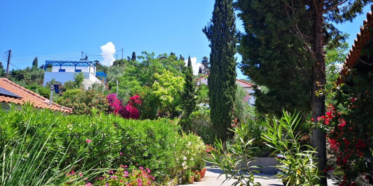 Bungalow Gialova Bagian luar foto