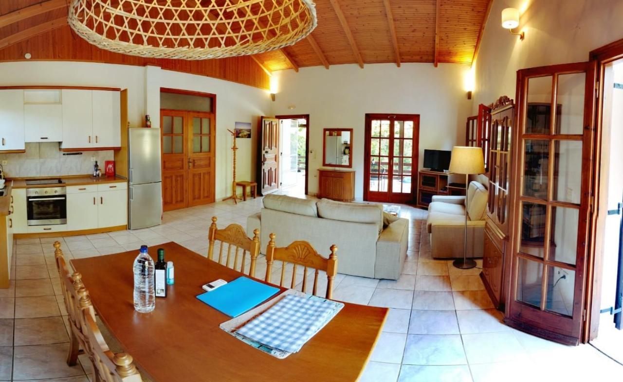 Bungalow Gialova Bagian luar foto