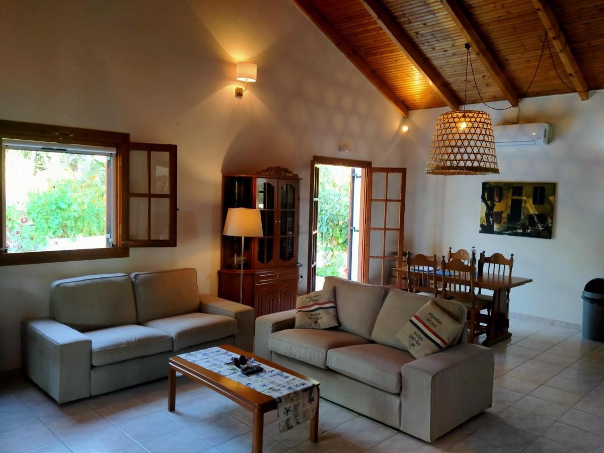 Bungalow Gialova Bagian luar foto