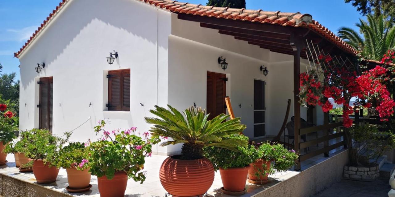 Bungalow Gialova Bagian luar foto