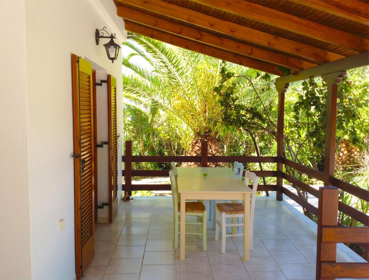Bungalow Gialova Bagian luar foto