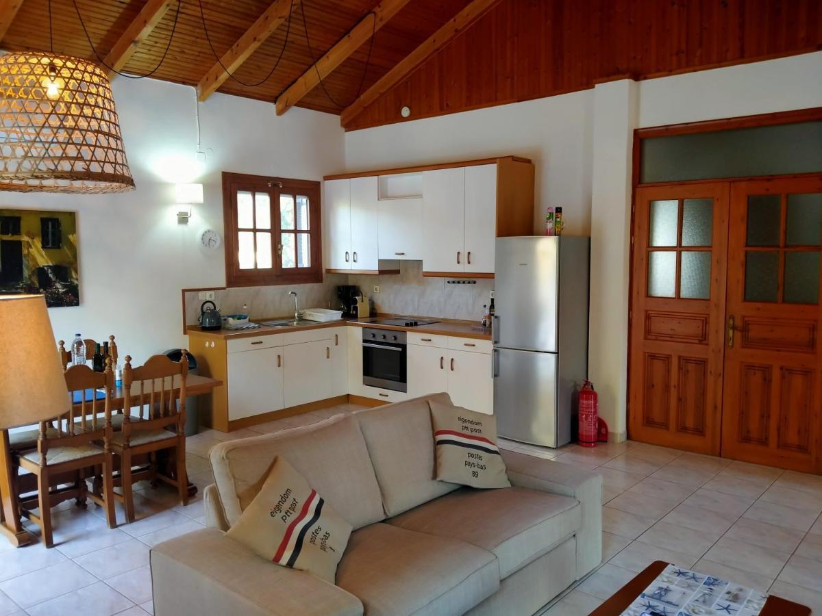 Bungalow Gialova Bagian luar foto