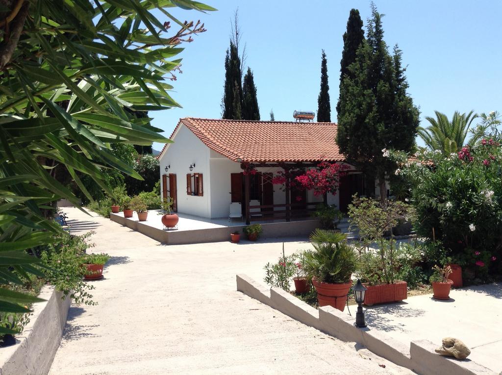 Bungalow Gialova Bagian luar foto