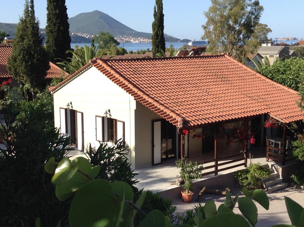 Bungalow Gialova Bagian luar foto